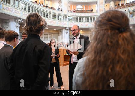 Dresden, Deutschland. 11.. Juli 2022. Der sächsische Bildungsminister Christian Piwarz (CDU) ehrt die besten Abiturienten in der Frauenkirche. Für die Sonderauszeichnung muss das Zertifikat in den Kernfächern Deutsch, Mathematik und Englisch sowie in mindestens zehn weiteren Fächern eine Note von 1 aufweisen; in den übrigen Fächern kann keine Note schlechter als 2 sein. Kredit: Robert Michael/dpa/Alamy Live Nachrichten Stockfoto