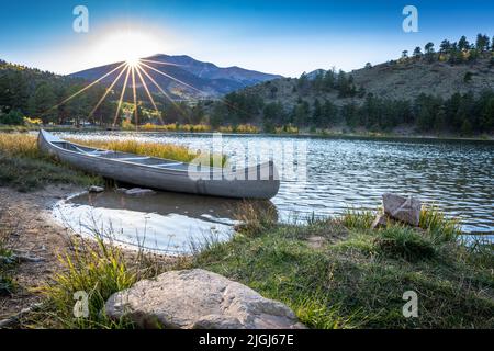 Eine malerische Aussicht auf einen Bergsee in Canoe, O'Havre Reservoir, Colorado an einem sonnigen Tag Stockfoto