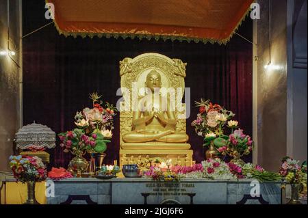 08 24 2008 Buddha Erleuchtung Statue Mulagandha Kuti Vihara Kloster Sarnath Uttar Pradesh Indien Asien Stockfoto