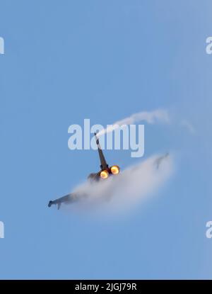 Ein Royal Air Force Typhoon, auch bekannt als Eurofighter, der auf der Southport Airshow, Southport, Merseyside, Großbritannien, ausgestellt wird Stockfoto