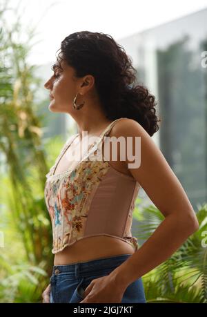 11. Juli 2022, Neu-Delhi, Indien: Bollywood-Star Taapsee Pannu, der die Titelrolle in Shabaash Mithu spielt, einem demnächst erscheinenden biografischen Sportdrama in indischer Hindi-Sprache, der auf das Leben des ehemaligen Testkapitäns und One Day International (ODI)-Kapitäns der indischen Cricket-Nationalmannschaft der Frauen, Mithali Raj in Neu Delhi, basiert. (Bild: © Sondeep Shankar/Pacific Press via ZUMA Press Wire) Stockfoto