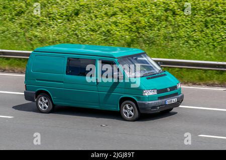 1998 90s 90er Jahre grüner VW Volkswagen Transporter 1200 SWB 2,4D 2370cc Diesel; unterwegs auf der M61 Motorway, Manchester, UK Stockfoto