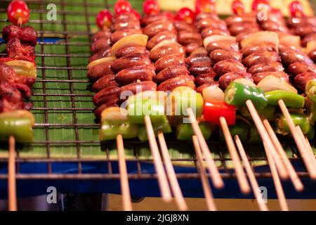 Gegrillte Hühnerherzen mit Gemüse auf dem Nachtmarkt Stockfoto