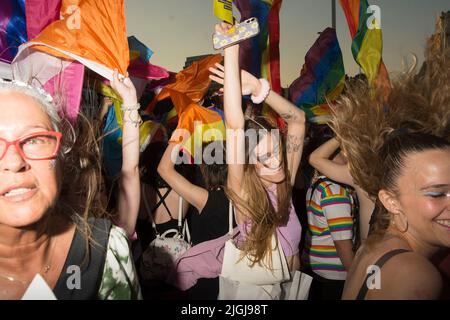 Die Regenbogenfahne ist an diesem Samstag, dem 9. Juli, unter dem Motto „im Angesicht des Hasses: Sichtbarkeit, Stolz und Widerstandsfähigkeit“ auf die Straßen Madrids zurückgekehrt. Der marsch hatte fünfzig Festwagen und etwa 1,5 Millionen Teilnehmer als letzten Schliff zu den Feierlichkeiten, die am 28. Juni begannen. Die große Demonstration hat Madrid vom Kreisverkehr von Carlos V in Atocha bis zur Plaza de Colón bereist. Chueca, Plaza de Pedro Zerolo, Callao, Plaza de Barceló und Plaza España waren das Herzstück von Pride, das nach zwei Jahren Pandemie bis so uneingeschränkt auf die Straßen Madrids zurückgekehrt ist Stockfoto