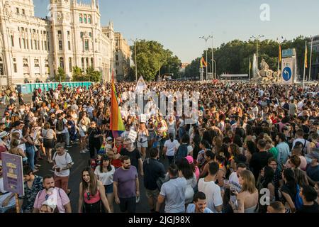 Die Regenbogenfahne ist an diesem Samstag, dem 9. Juli, unter dem Motto „im Angesicht des Hasses: Sichtbarkeit, Stolz und Widerstandsfähigkeit“ auf die Straßen Madrids zurückgekehrt. Der marsch hatte fünfzig Festwagen und etwa 1,5 Millionen Teilnehmer als letzten Schliff zu den Feierlichkeiten, die am 28. Juni begannen. Die große Demonstration hat Madrid vom Kreisverkehr von Carlos V in Atocha bis zur Plaza de Colón bereist. Chueca, Plaza de Pedro Zerolo, Callao, Plaza de Barceló und Plaza España waren das Herzstück von Pride, das nach zwei Jahren Pandemie bis so uneingeschränkt auf die Straßen Madrids zurückgekehrt ist Stockfoto