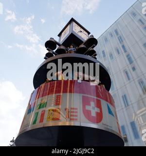 London, Greater London, England, 15 2022. Juni: Nahaufnahme der Schweizer Uhr am Leicester Square, ein Überbleibsel aus dem Swiss Village. Stockfoto