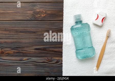 Mundspülung und andere Mundhygiene-Produkte auf farbiger Tischansicht mit Kopierfläche. Flach liegend. Zahnhygiene. Mundpflegeprodukte und Platz für Text o Stockfoto