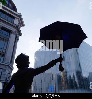 London, Greater London, England, Juni 15 2022: Statue von Mary Poppins auf dem Leicester Square als Teil der Szenen auf dem Square Sculpture Trail. Stockfoto