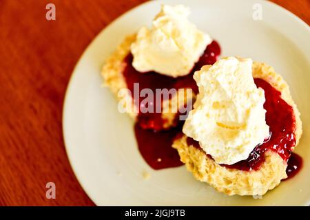 Frisch gebackene englische Scones zum Frühstück Stockfoto