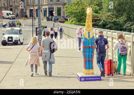 Edinburgh, Schottland, Großbritannien Juli 11. 2022. Wetter in Großbritannien: Sonnig, da Einheimische und Touristen in die Princes Street Gardens und die lokalen Straßen gingen, um die Sonne zu genießen, während eine Reihe von kunstinspirierten Giraffenstatuen auf den Gehwegen gefunden werden..Edinburgh Zoo, in Zusammenarbeit mit kreativen Produzenten Wild in Art, Präsentieren Sie Giraffe About Town – unsere große öffentliche Kunstveranstaltung in Edinburgh in diesem Sommer. Credit Gerard Ferry/Alamy Live News Stockfoto
