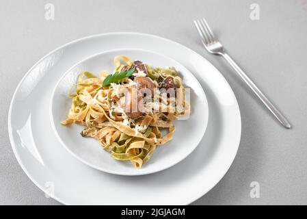 Linguine Pasta mit Pilzen, Weißkäse, Spinat und Knoblauch. Gesunde Ernährung. Vegetarische Gerichte. Ernährung Stockfoto