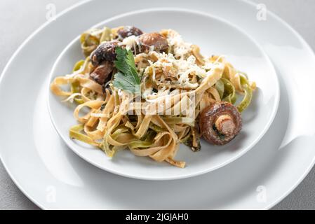 Linguine Pasta mit Pilzen, Weißkäse, Spinat und Knoblauch. Gesunde Ernährung. Vegetarische Gerichte. Ernährung Stockfoto