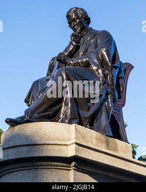 Eine Statue des historischen britischen Chemikers Thomas Graham, die sich auf dem George Square in der Stadt Glasgow in Schottland, Großbritannien, befindet. Stockfoto