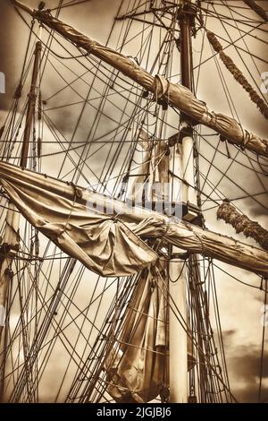Sepiafarbtes Bild von Masten und Segeln eines alten Segelschiffs Stockfoto