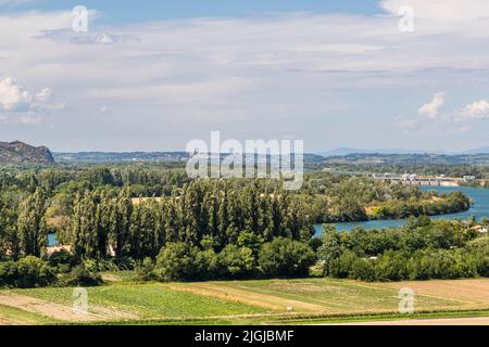 Vom Rocher des Doms in Avignon sind bei klarem Wetter die berühmten Weinberge von Châteauneuf-du-Pape am Horizont zu erkennen, Frankreich – hier erscheint das flache Rhonetal nur schwach durch den Dunst. Stockfoto
