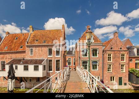 Sommeransicht der mittelalterlichen holländischen Häuser mit hängenden Küchenzeilen am Damsterdiep-Kanal in Appingedam, Groningen, Niederlande Stockfoto