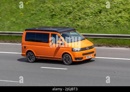 2013 Orange Ford Transit Custom 290 Sport Fenstertransporter, 2198cc Diesel 6-Gang Schaltgetriebe; unterwegs auf der M61 Motorway, Manchester, Großbritannien Stockfoto