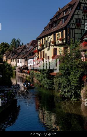 In Colmar, Elsass, Grand Est, Frankreich, bringen Flachbodenboote wie einst von Marktgärtnern und Weinproduzenten Touristen auf dem Fluss Lauch in das bunte kleine Venedig. Stockfoto