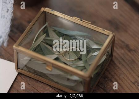 Nahaufnahme von Eheringen in einer schönen Glasbox Stockfoto