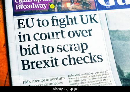 "EU kämpft vor Gericht gegen Großbritannien wegen des Angebots, Brexit-Schecks zu streichen" Guardian titelt die Zeitung Northern Ireland Protocol Titelseite 14. Juni 2022 London UK Stockfoto