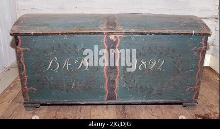 Kista Coffin mit gewölbtem Deckel. Blau lackiert. Markiert Bad im Jahr 1822. Spüle und verstopft. Geschmiedete Griffe und Fittings. Blätterkränze in schwarz und grün lackiert. Rote und schwarze Einrichtung auf der Vorderseite und auf dem Deckel. Der Sarg schloss sich. Schlüssel fehlt. Stockfoto