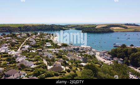 Atemberaubende Drohne Aussicht Auf Die Wunderschöne Stadt Und Den Strand Von St. Mawes Stockfoto