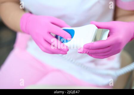 Frau Kosmetologin Vorbereitung für Ultraschall Gesicht im Büro Stockfoto