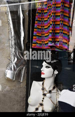 Schaufensterpuppe mit altem Hut. Hüte und Accessoires in Montmartre - Paris - Frankreich Stockfoto