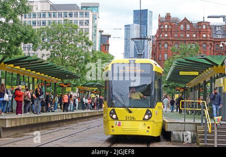 Ashton-under-Lyne über Piccadilly Manchester Metrolink Tram 3139 , am St. Peters Square Manchester, England, Großbritannien Stockfoto