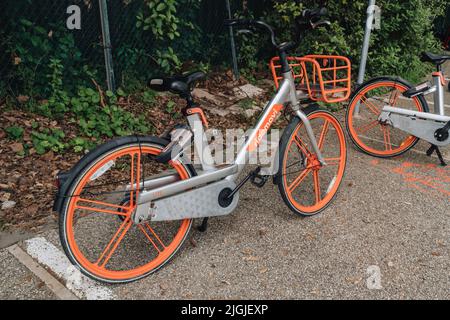 Venedig, Italien - 22. Mai 2022: Movi Leihräder auf einer Straße auf Lido Island, einer Barriere-Insel in der Lagune von Venedig, die für ihr Filmfestival berühmt ist, geparkt. Stockfoto