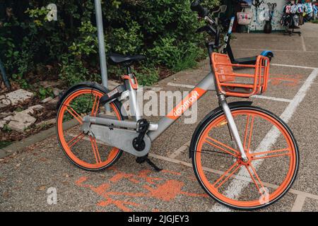 Venedig, Italien - 22. Mai 2022: Movi-Leihfahrrad auf einer Straße auf der Insel Lido, einer Barriere-Insel in der Lagune von Venedig, die für ihr Filmfestival berühmt ist. Stockfoto