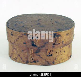 Fragen Sie Oval-Box, aus gebogenem Holz, mit verbrannten Ornamenten. Umschließender Deckel. In Birke gefiescht, Deckel und Boden in Kiefer. Zwei kurze Stiche auf dem Deckel, eine lange, eine kurze auf dem Glas. Stockfoto