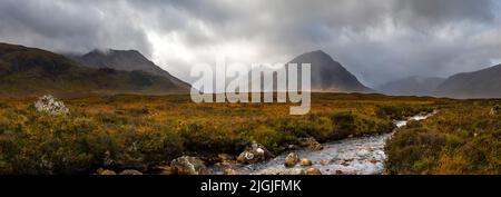 Atemberaubender Panoramablick über den Fluss Etive in Richtung Buachaille Etive Mor, im Glen Etive-Gebiet von Glencoe in den Highlands in Schottland, Großbritannien. Stockfoto