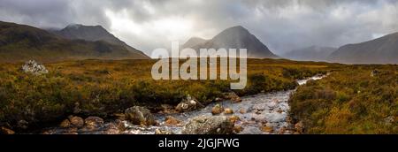 Atemberaubender Panoramablick über den Fluss Etive in Richtung Buachaille Etive Mor, im Glen Etive-Gebiet von Glencoe in den Highlands in Schottland, Großbritannien. Stockfoto