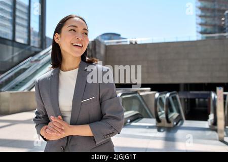 Junge glückliche asiatische Frau Unternehmerin im städtischen Stadtgebiet. Stockfoto