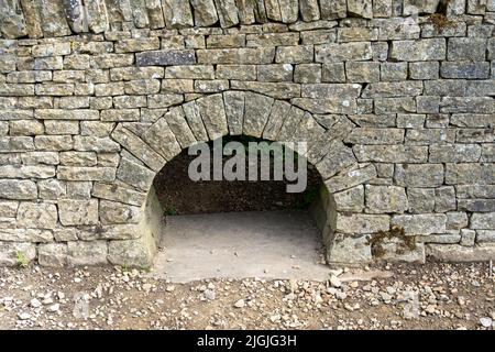 Ein lunky, auch bekannt als Kriechloch oder Schwein-Loch, für einen Landwirt verwendet, um den Durchgang von Schafen von einem Feld zum anderen in Großbritannien zu kontrollieren. Stockfoto