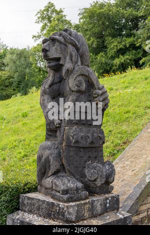 Der Lister Lion, in Shibden Hall, Halifax, Großbritannien. Diese steinerne Löwenstatue mit dem Wappen der Familie Lister wurde 1830s für Anne Lister geschaffen. Stockfoto