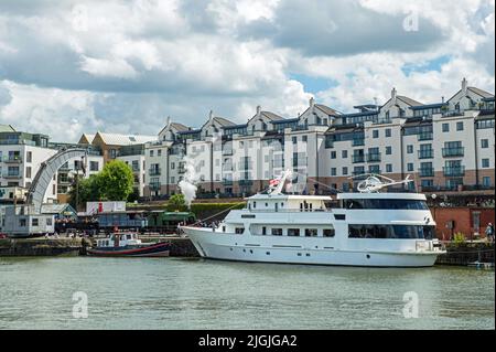 Der Bristol Floating Harbour mit Dampfmaschinen, einem alten Dampfkran und einer großen weißen Hubschrauberyacht, die im Juni 2022 festgemacht wurde Stockfoto