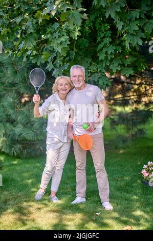 Reife Frau und Frau mit Schlägern, die gerne und glücklich aussehen Stockfoto