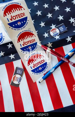 2022 Primärwahlen, I Voted Items and American Flag, NYC, USA Stockfoto