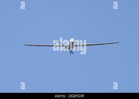 General Atomics MQ-9 Reaper-Drohne fliegt während einer Luftprobe für die traditionelle Militärparade am Bastille Day in Paris, Frankreich, 11. Juli 2022 über das Geschäftsviertel La Defense. Foto von Raphael Lafargue/ABACAPRESS.COM Stockfoto