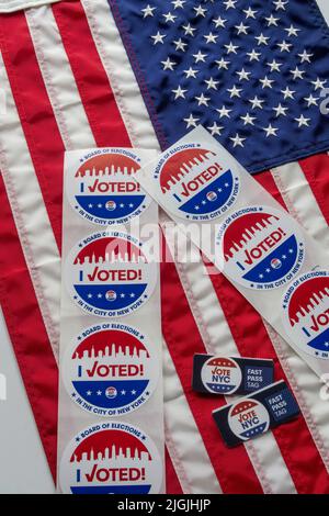 2022 Primärwahlen, I Voted Items and American Flag, NYC, USA Stockfoto