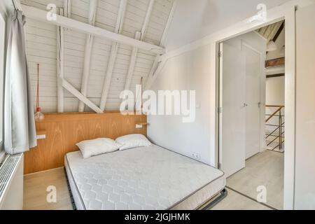 Stilvolles Bad und WC mit Steingefäß Waschbecken und offenes Schlafzimmer auf Dachboden in moderner Wohnung Stockfoto