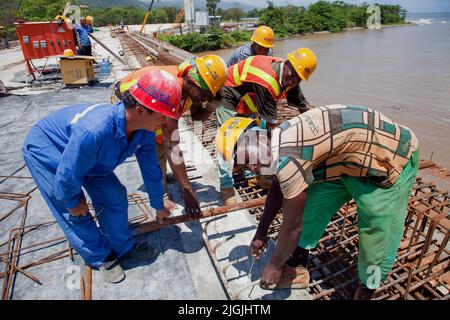 Jamaika, eine neue Brücke über den Rio Grande wird von einem chinesischen Unternehmen gebaut. Stockfoto