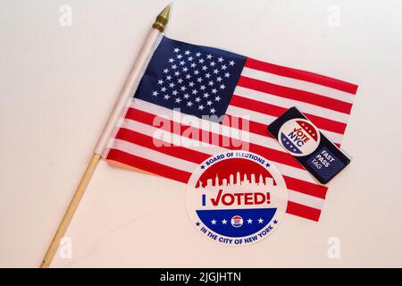 2022 Primärwahlen, I Voted Sticker and American Flag, NYC, USA Stockfoto