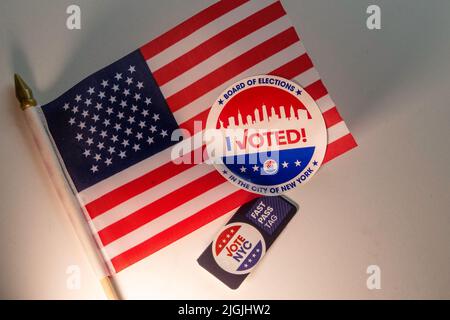 2022 Primärwahlen, I Voted Sticker and American Flag, NYC, USA Stockfoto