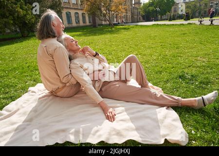 Positiv entzückten Paar mit Ruhe auf der Natur Stockfoto