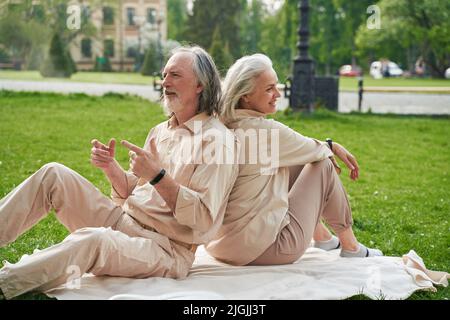 Positiv begeistert Paar mit Datum auf die Natur Stockfoto