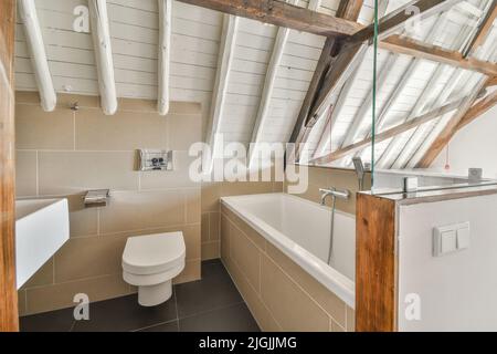 Stilvolles Bad und WC mit Steingefäß Waschbecken und offenes Schlafzimmer auf Dachboden in moderner Wohnung Stockfoto