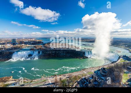 Blick auf die Niagarafälle (American Falls und Horseshoe Falls) an einem sonnigen Tag. Stockfoto